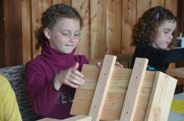 Beim Fledermauskasten bauen